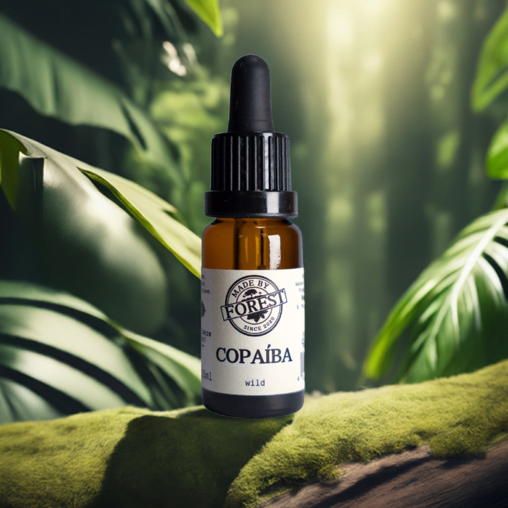 Copaiba-Harz-Flasche mit der Beschriftung „Wild geerntet“, abgebildet auf einem hellen hölzernen Hintergrund.